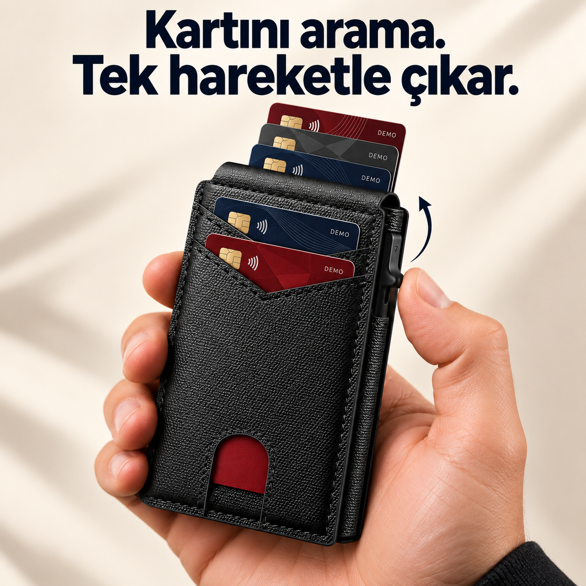 Yan düğmesi kullanılan siyah kartlık cüzdan ve kademeli çıkan tasarımlı örnek kartlar